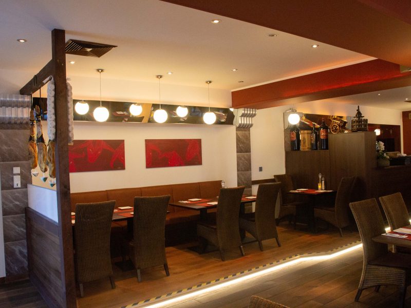 Bar-Theke mit Spirituosen und Weinflaschen im Steakhaus La Plaza II