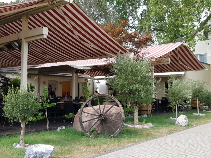 Gemütlicher Gastraum mit gedeckten Tischen im Steakhaus La Plaza II