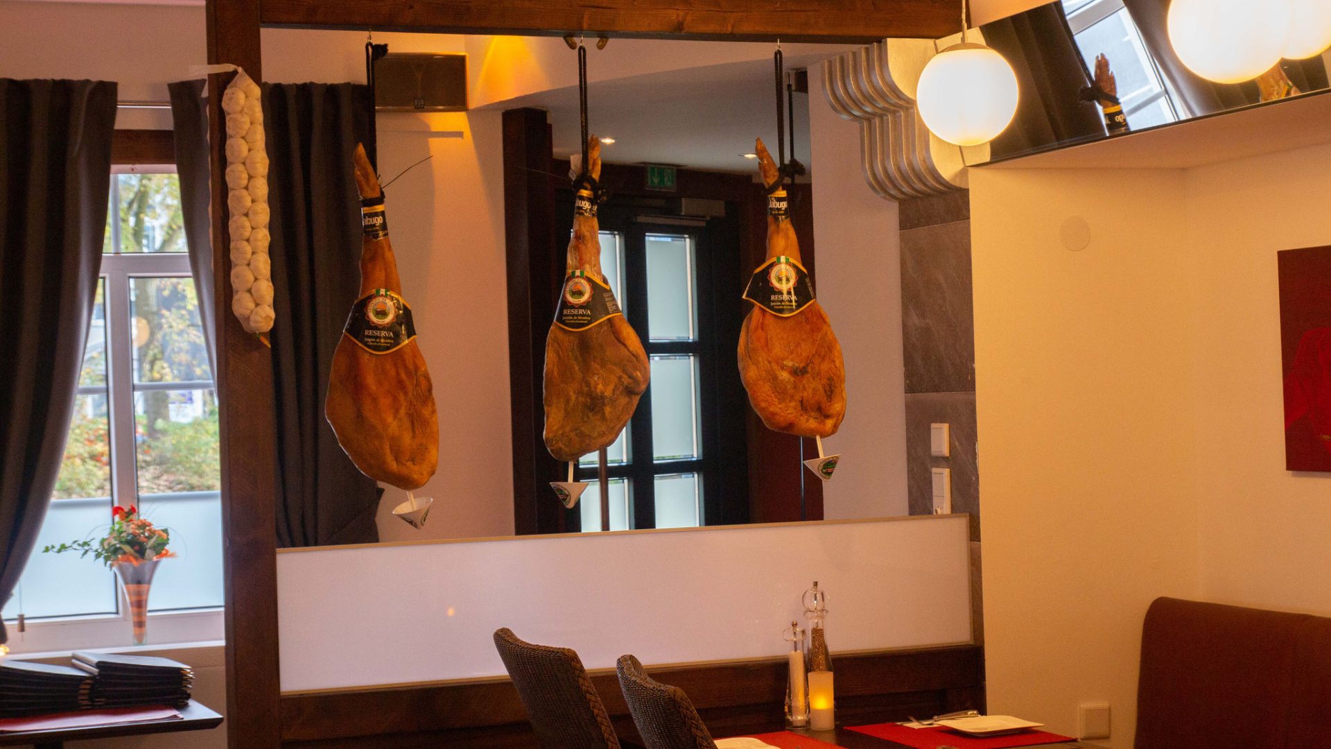 Gastraum mit stilvollen Pendelleuchten im Steakhaus La Plaza II