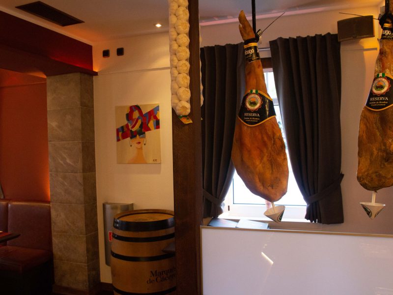 Luftgetrockneter Schinken hängt an der Decke des Steakhauses