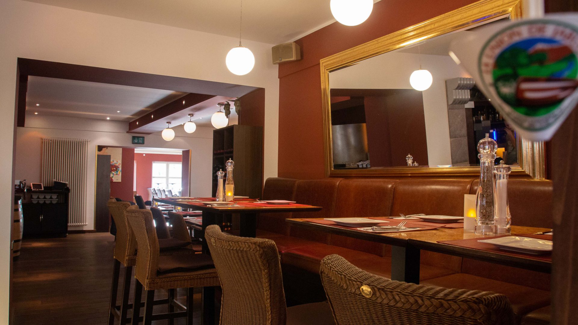 Überdachte Terrasse mit gedeckten Tischen im Steakhaus La Plaza II