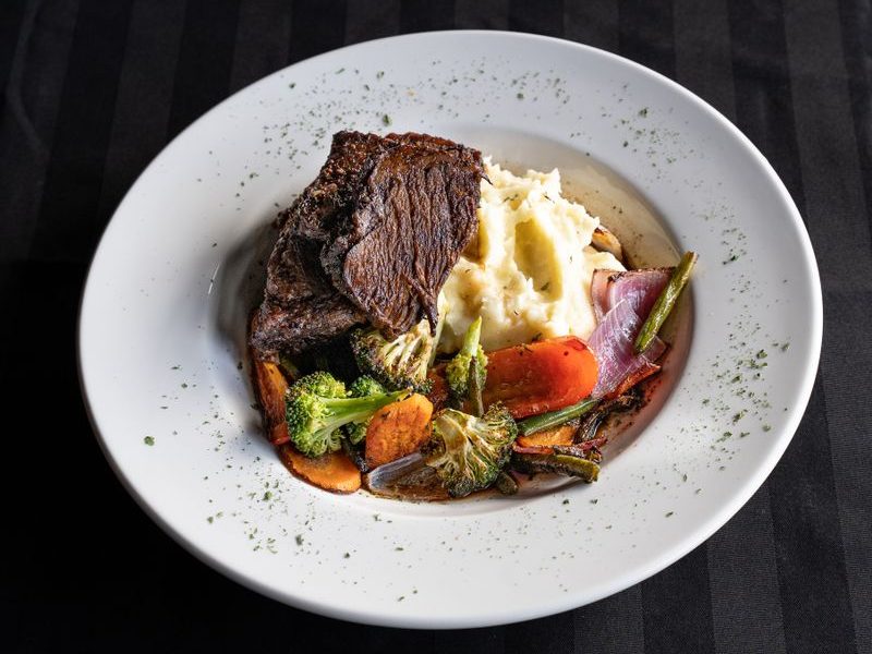 Saftig gebratenes Steak fein angerichtet mit Kartoffelpüree und Gemüse