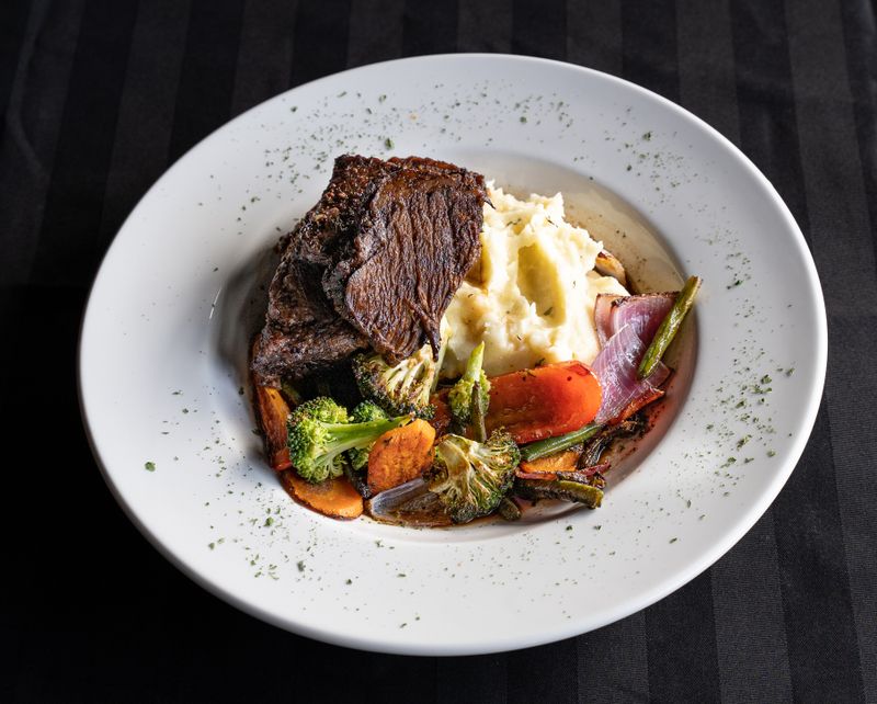 Saftig gebratenes Steak fein angerichtet mit Kartoffelpüree und Gemüse